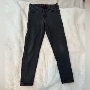 Really cute black jeans, hardly used, great condition, and size 7/28.